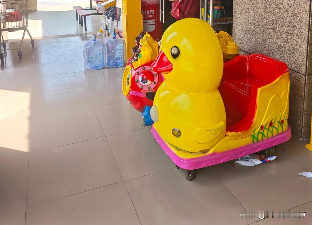 孩子没投币坐摇摇车被阴阳了带娃下楼溜达，娃看见小卖铺门口的摇摇车，就爬上去踩踏
