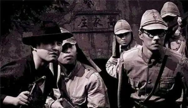 日军车队刚驶入山西祁县，士兵们就迫不及待地将枪扛在肩头，眼睛发亮。他们不是冲着抵