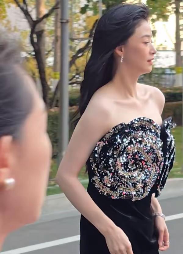 11月3日，蒋欣出席2025微博视界大会，生图下的她依然美的令人陶醉！蒋欣身穿