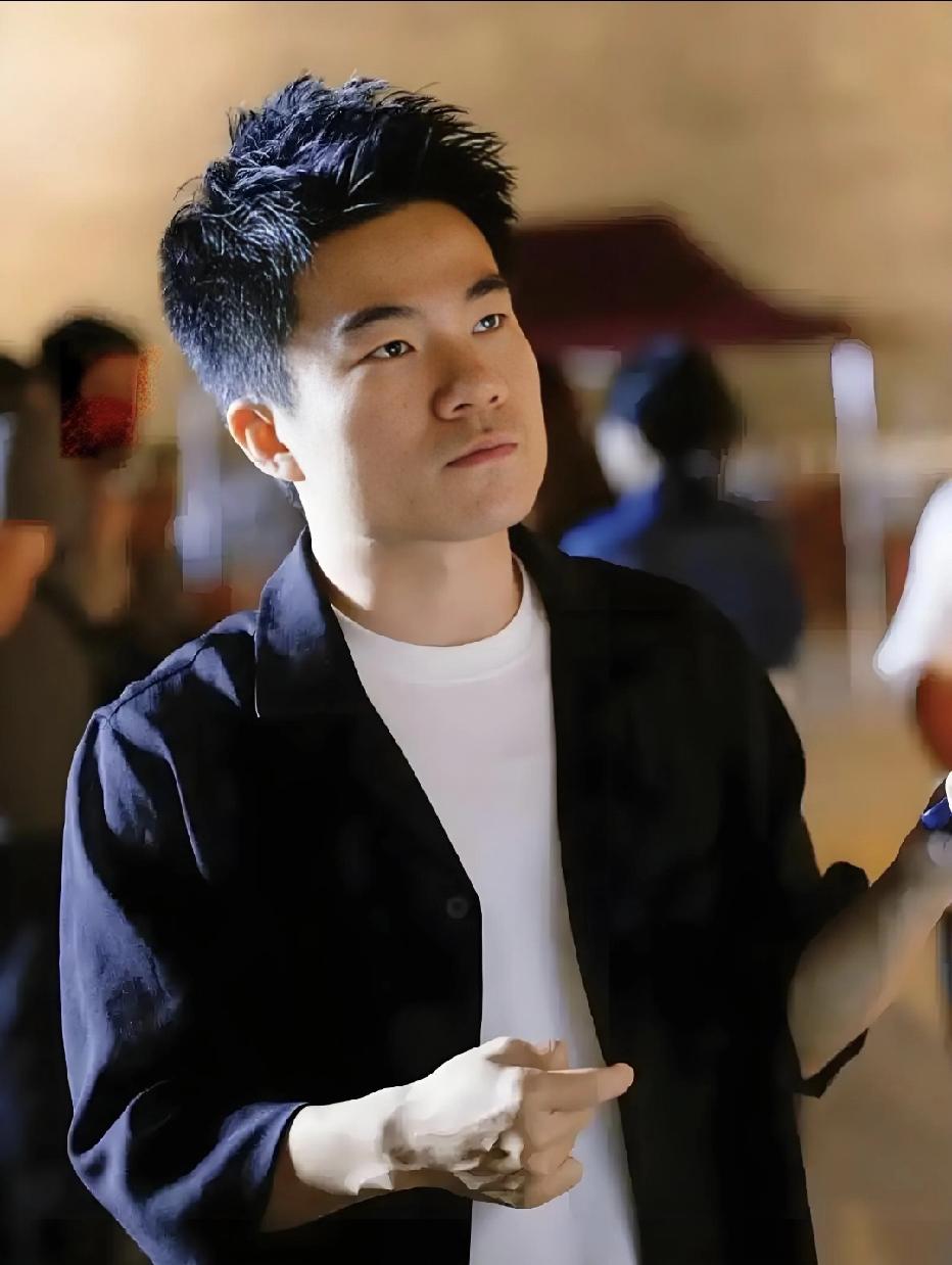 董宇辉直播间翻车争议拉满！有人脱粉回踩，有人始终坚守，我依然选择相信最