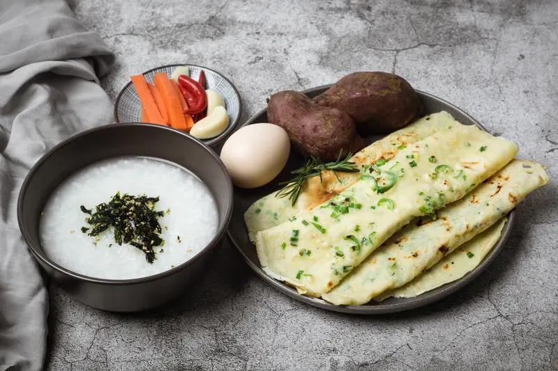 今天初七，也就是人日，我严格遵循老传统，好好吃了顿美食。早上摊了张鸡蛋煎饼，面粉