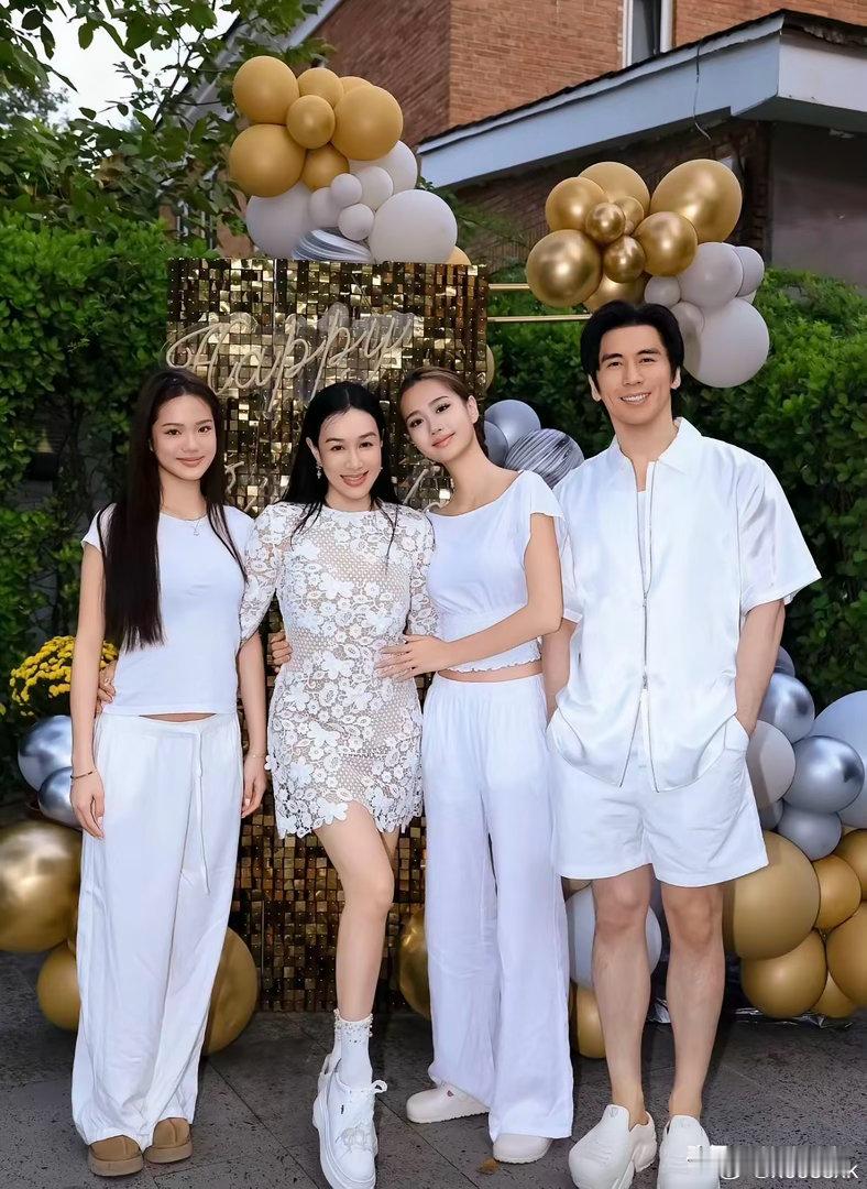 钟丽缇基因太强大了，两个女儿跟妈妈一样美丽有魅力，幸福的一家人！她和张伦硕在一起这么多年，两个人用心