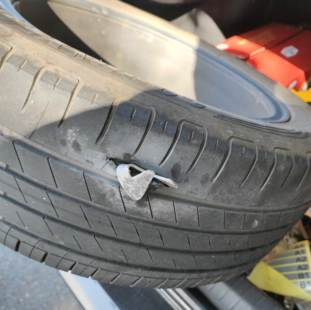 轮胎被扎报废了现在路上是防不胜防，莫名其妙中招了，这还有的补嘛，固特异轮胎，安