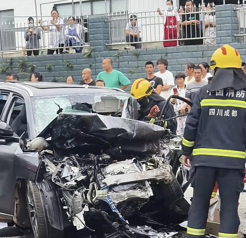 7月8日成都成阿工业园区良丰路，一辆SUV疑似逆行与一辆水泥罐车迎面相撞。知情