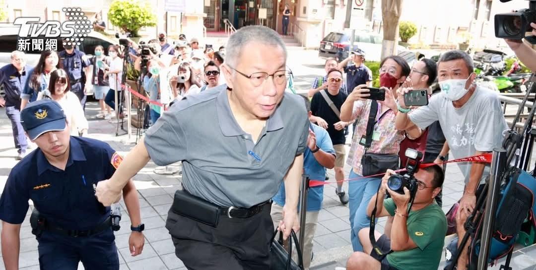 柯文哲被释放第一天以自由人身份出席法庭答辩！昨天岛内政治最轰动的事情莫过于柯文