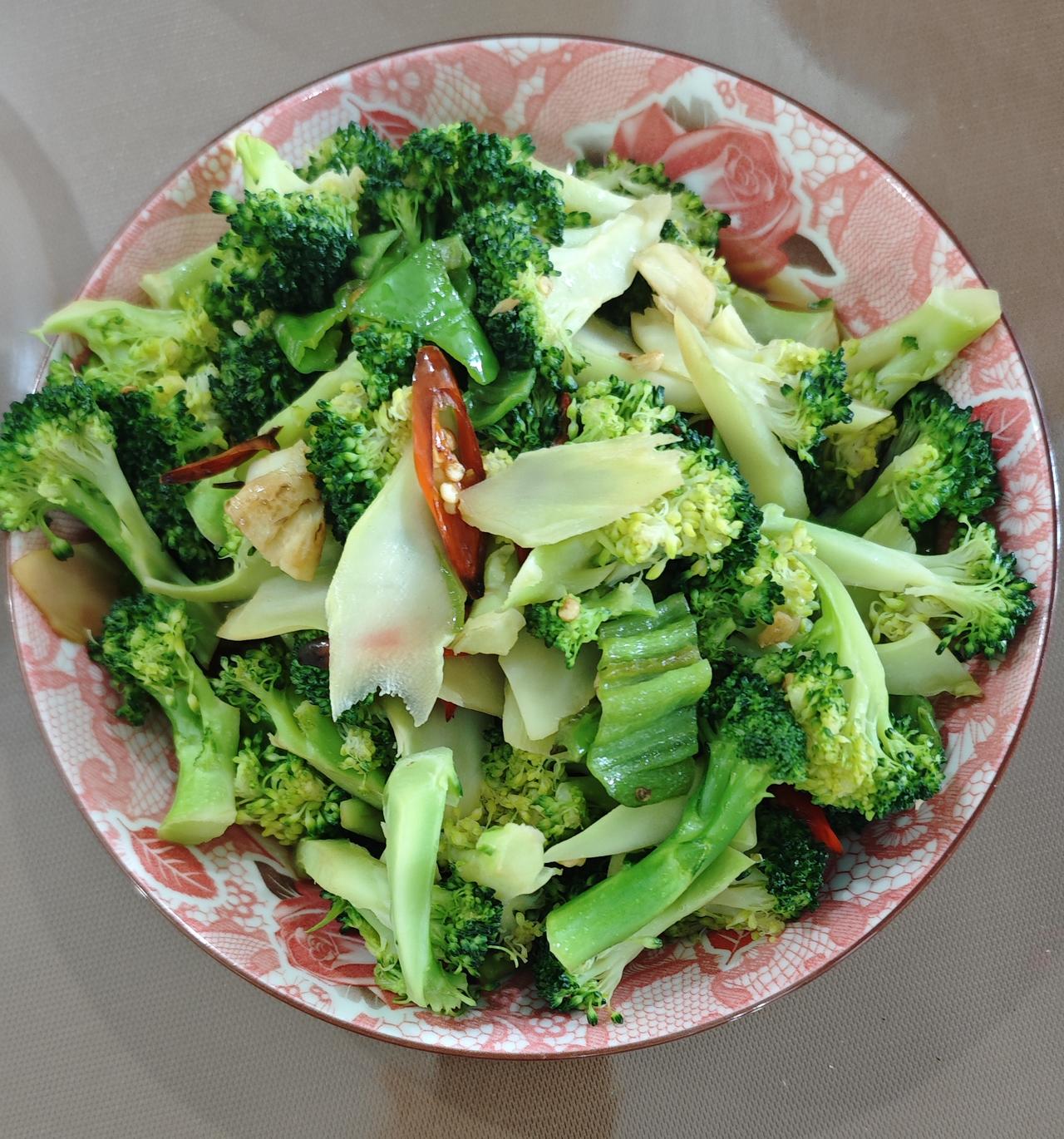 我们家的一顿丰盛午餐:今天是胡萝卜烧牛肉，清炒西蓝花，红薯粉，腊肠烧青椒，一个紫