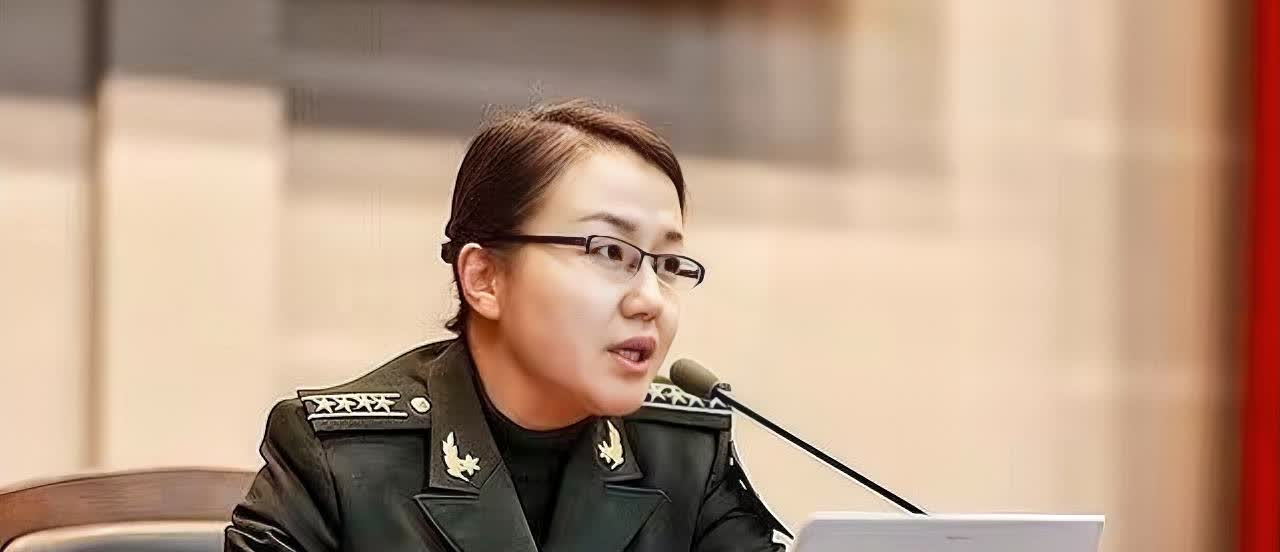 军事专家李莉的家庭关系一、军事专家李莉出生于军人家庭。二、她的爷爷和父亲