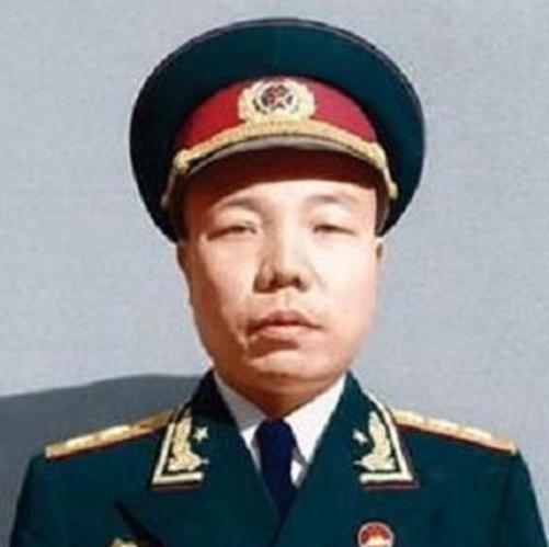 1949年，萧华被任命为广西省委书记，就在他准备上任时，毛主席却给华中局发报：