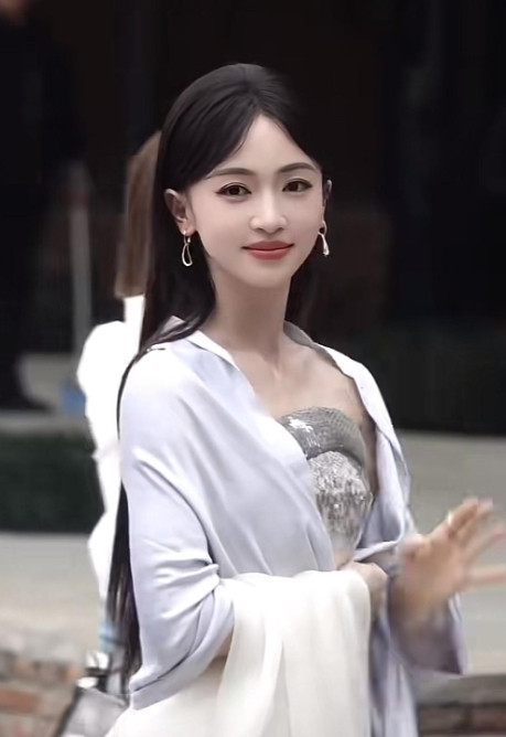终于弄明白了为啥于正这么偏爱吴谨言不是因为馋她身子，而是因为34岁的吴谨言
