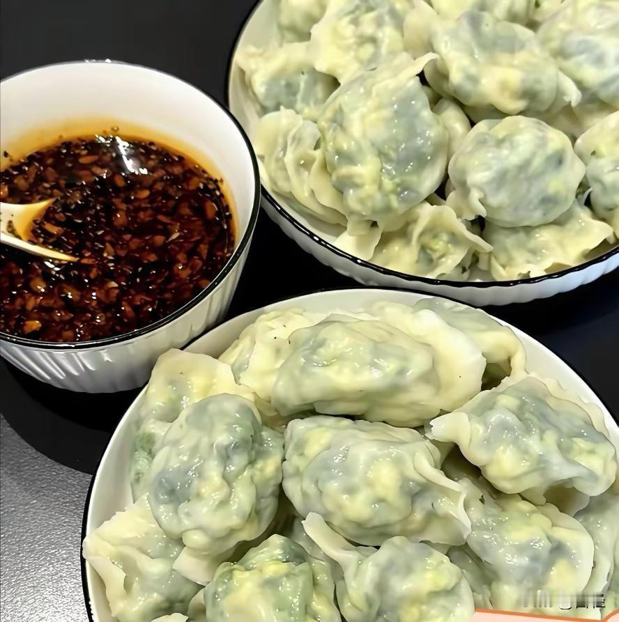 一女同事今天埋怨说每次想吃饺子她婆婆都会自己和面擀皮包饺子。最烦人的是她婆婆每