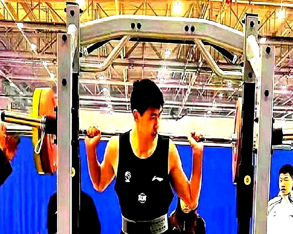 杜锋这是在逼李慕豪？看完训练视频才明白。宏远队内深蹲训练中，李慕豪因伤仅完成