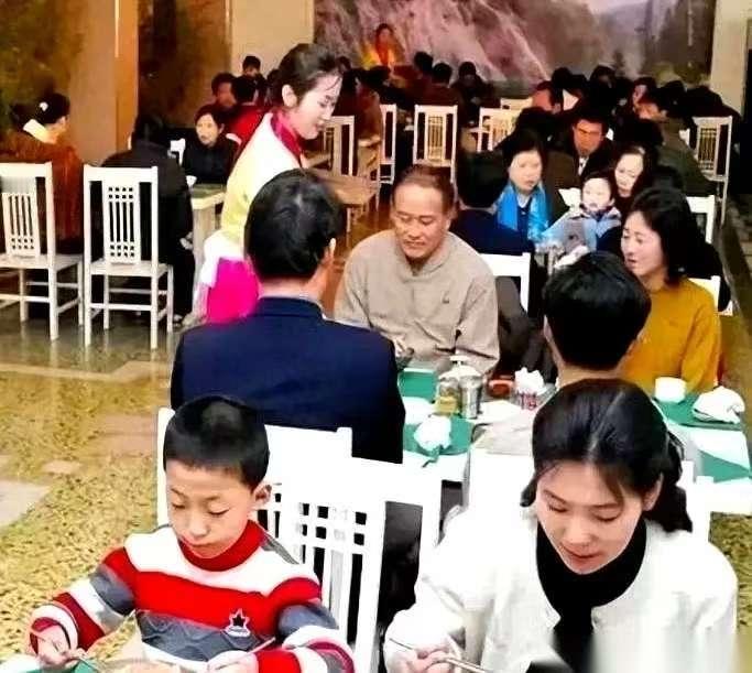 一个朝鲜女导游的提问，让一个中国领队当场哑火。她问：“你们中国人吃饭，为什么