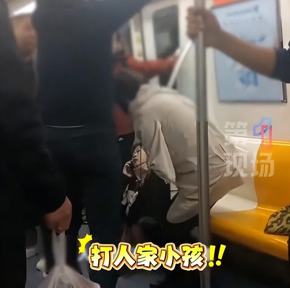 沈阳地铁上，一对老夫妻上车，老太太抢到座位后，竟要求邻座女孩为老伴让座；遭拒后两