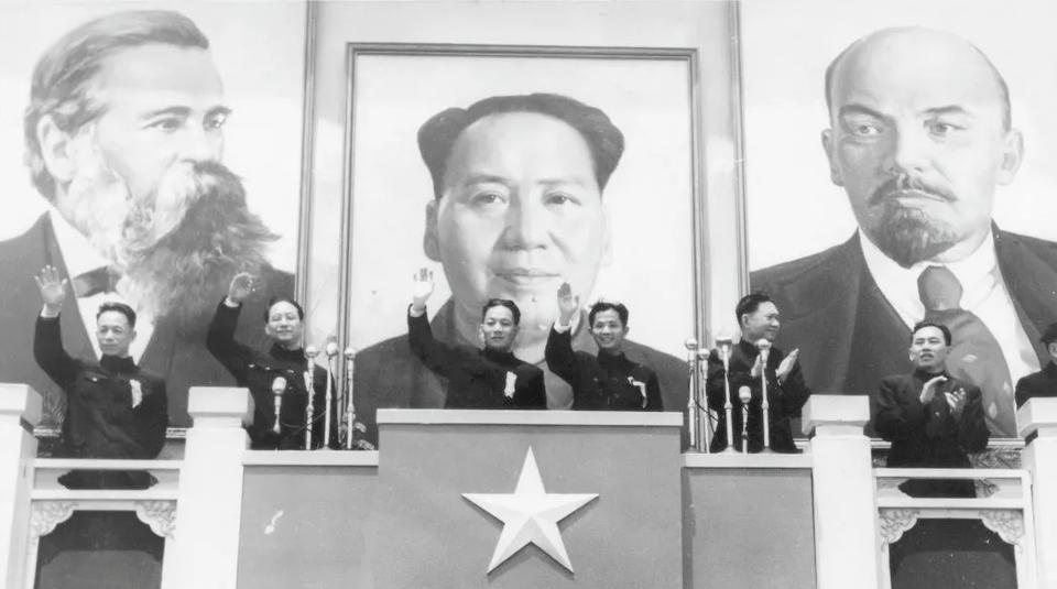 1952年，时任上海市委第四书记兼华东行政委员会委员陈丕显同志（左三）与时任华东