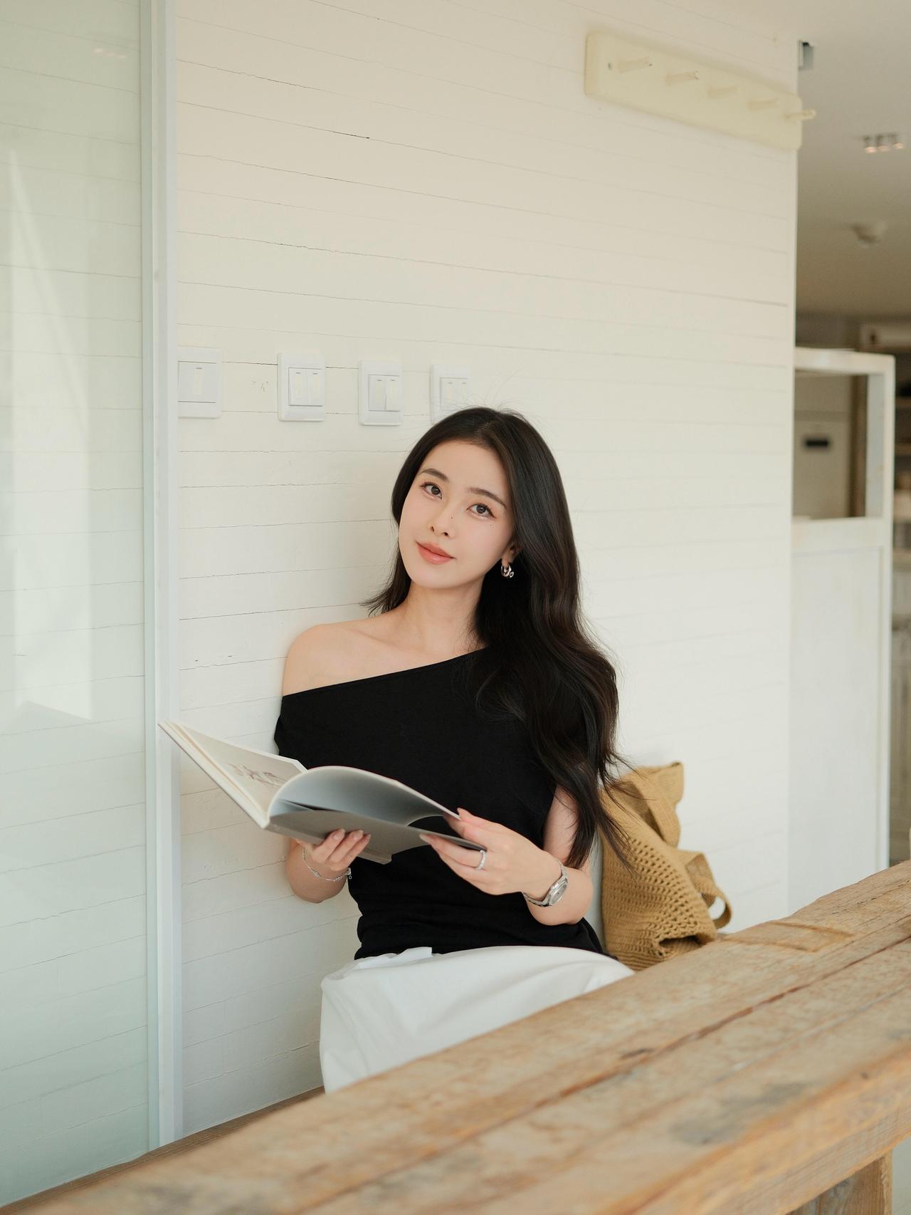 风与裙摆的叙事诗“夏日是一首对白的诗，黑与白，是它最安静的韵脚。