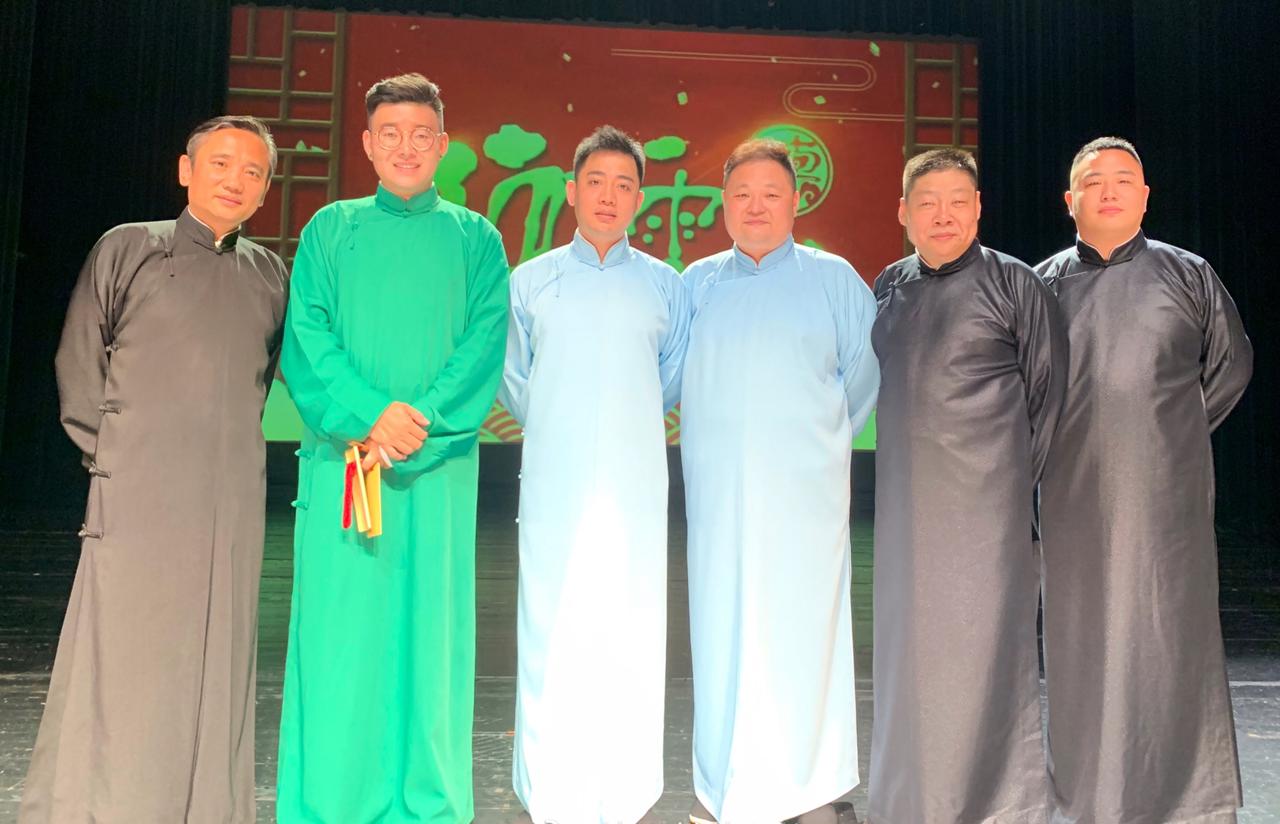 德云社四队成员同框：我一眼就认出了服饰亮眼，高大修伟的李云天；胖瘦适宜，浓眉大