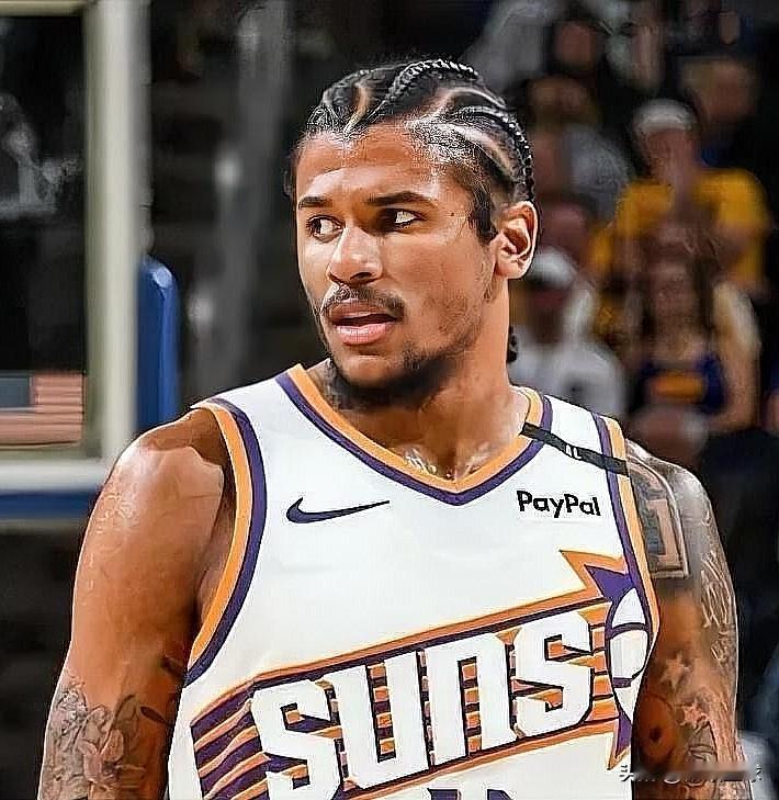 火箭旧将杰伦格林真是来搞笑的！在今日太阳对阵魔术的上半场比赛中，杰伦-格林上场1