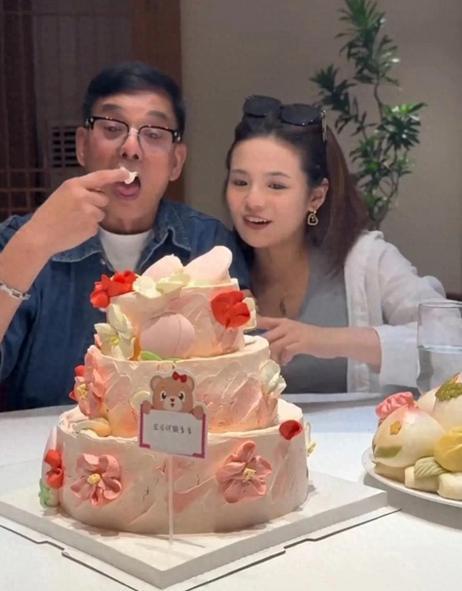 TVB老戏骨李国麟70岁（按农历算）庆生，父女互动温馨满溢说起TVB老戏骨李国