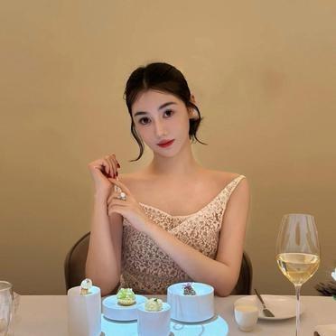 48岁的黄晓明，找了个26岁、长得像前妻杨颖的女孩。这22岁的年龄差，网友说“