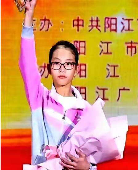 据媒体早前报道，广东阳江11岁的女孩郑小淇，硬生生把亲生父母给挡在了门外。孩子好