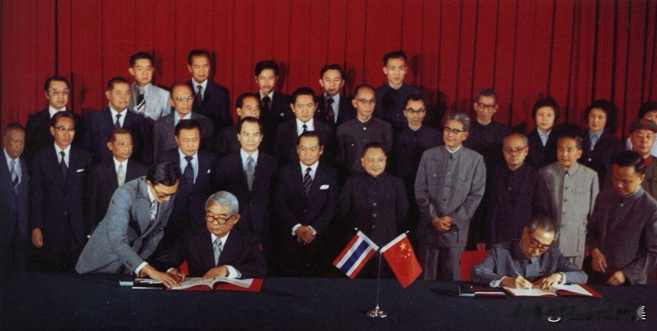 1975年7月1日，泰国总理克立·巴莫前往三〇五医院拜会周恩来。在医院的会客厅，
