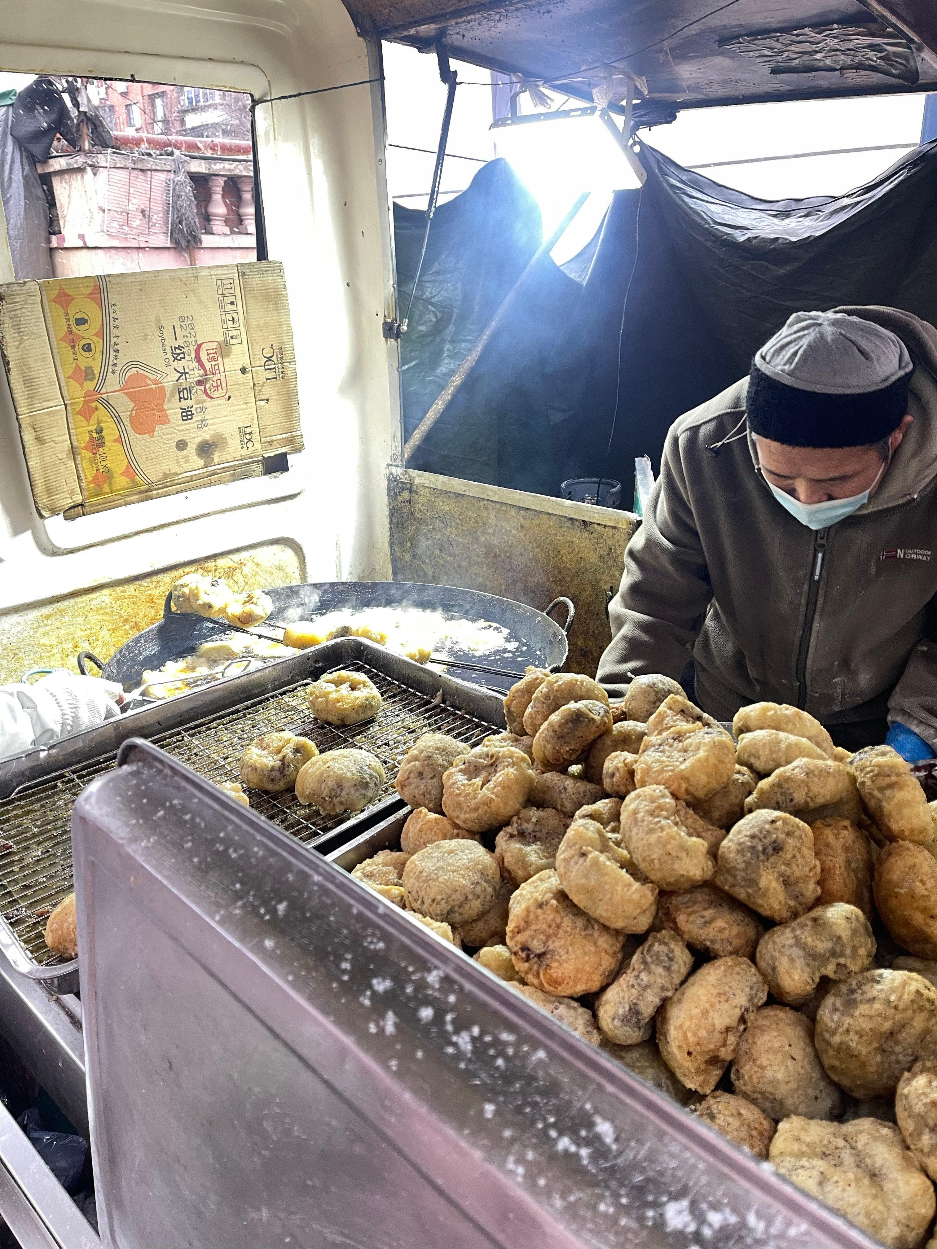 活活冻shi……但是好吃呀特喜欢冒热气的小摊，排这个炸糕，前面小两口早上6点从北