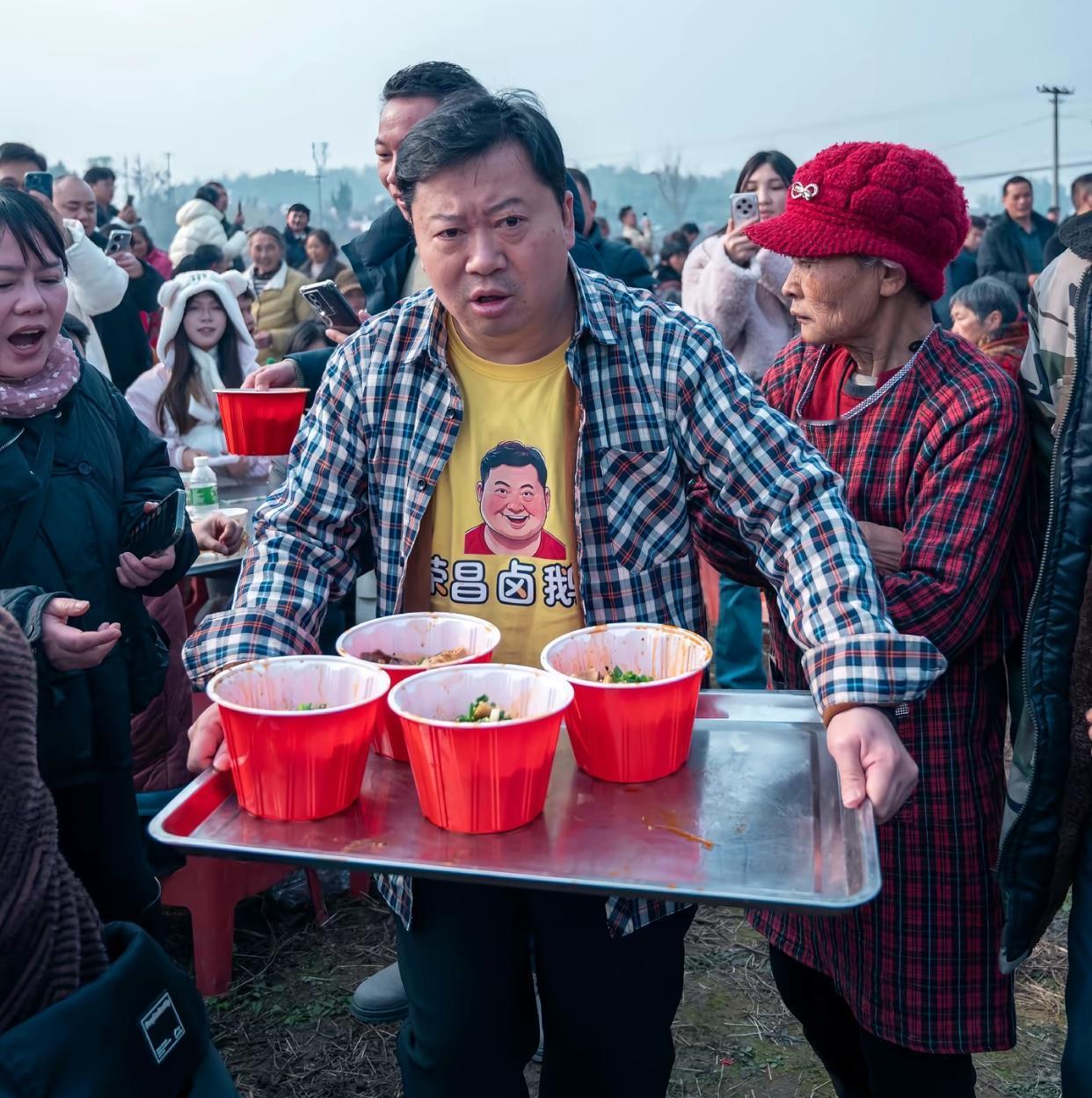 都在说卤鹅哥蹭流量！可他做的事，比千万粉丝的网红都戳心荣昌江哥去呆呆家的刨