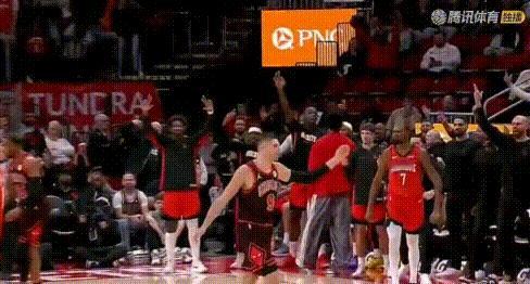 小贾关键时刻致命3连——杜兰特嘴都笑歪了！末节2:52秒时小史密斯连中3个独得