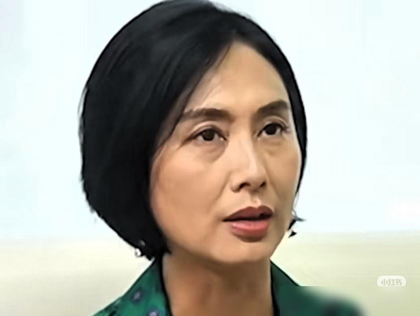 你以为朱茵是在回应身材走样？我告诉你，你看偏了。这是一场顶层玩家对底层鬣狗的降维
