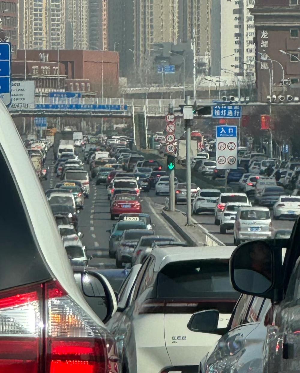 不要把城市拥堵怪到网约车头上你去早晚高峰的路上数数，十辆车有七辆是私家车，要