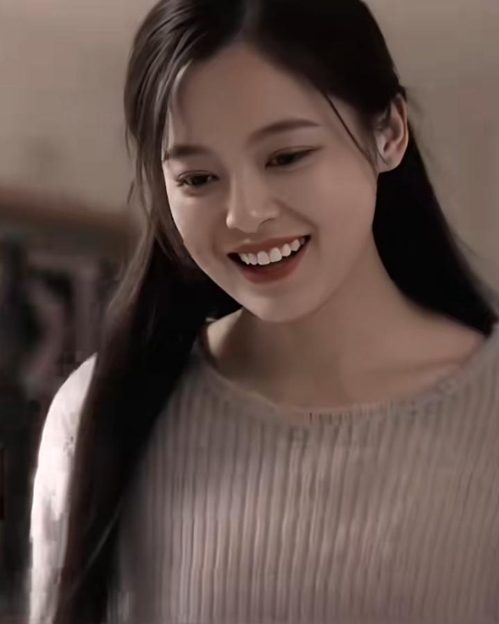 以前的辛芷蕾长得挺好看的啊，怎么就信什么迷信，厚嘴唇能红？难不成现在红了