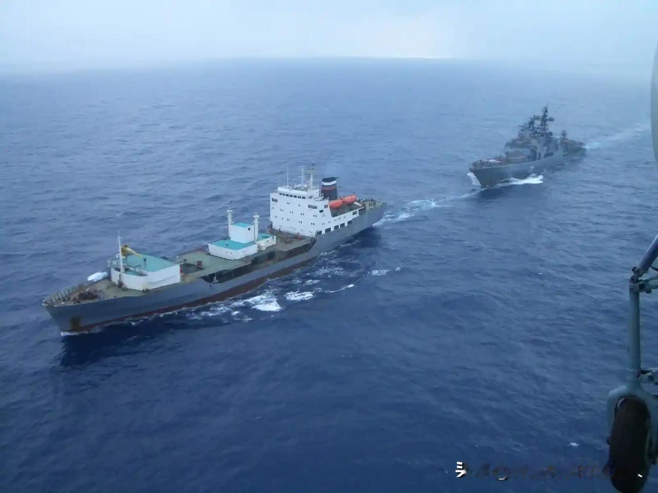丢人丢到全世界了！美军出动战舰、直升机、快艇，追了一艘9节航速的油轮6小时，结果