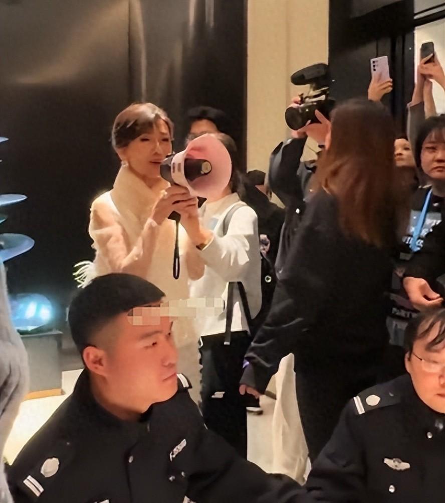 炸裂！72岁赵雅芝被跟踪，曝料者称私生进入房间更恶心的还在后面赵雅芝最近的事