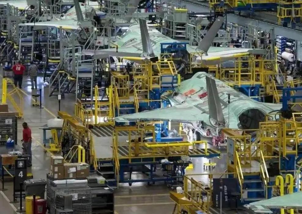 针对外媒炒作的歼-20、歼-35年产能破300架的说法，很多军迷被情绪带着走，要