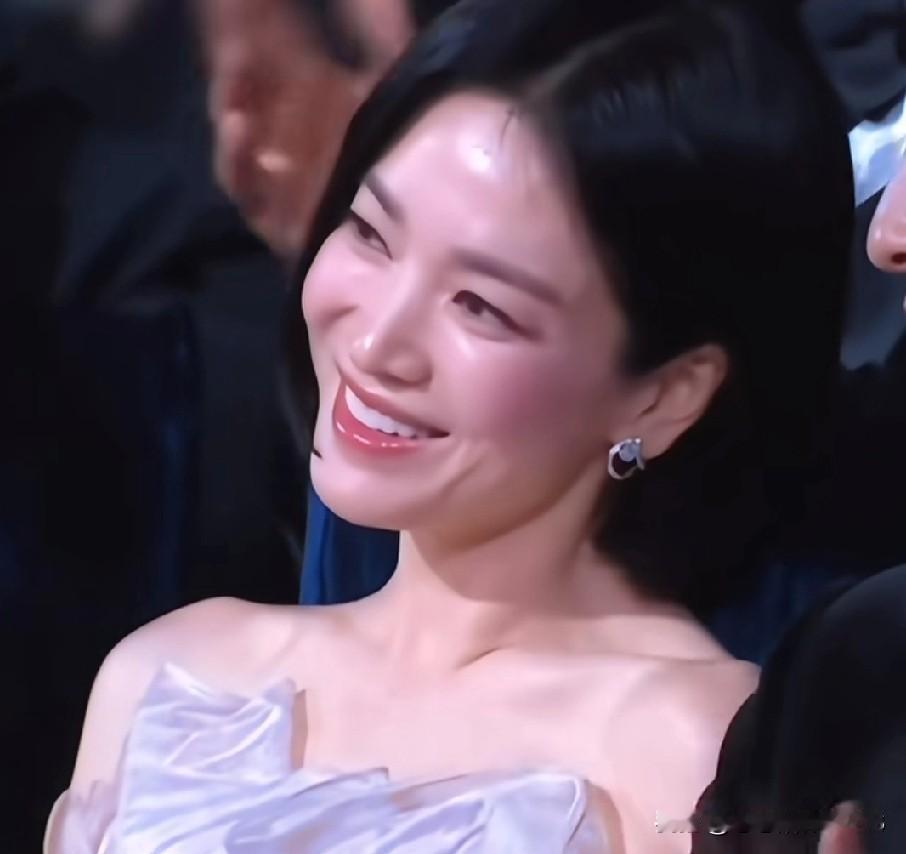 44岁的宋慧乔堪称圈内“防腐剂”代言人！出道二十年，颜值依旧停留在青春期。与