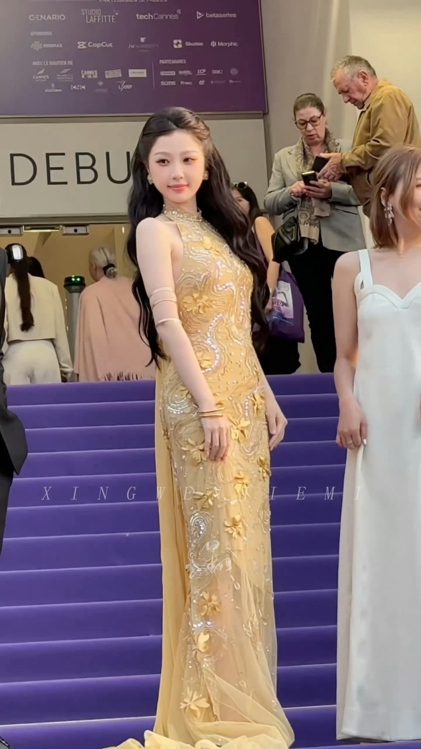 娇俏又明媚书欣和金色适配度是满分🥺虞书欣金色鱼尾礼服造型