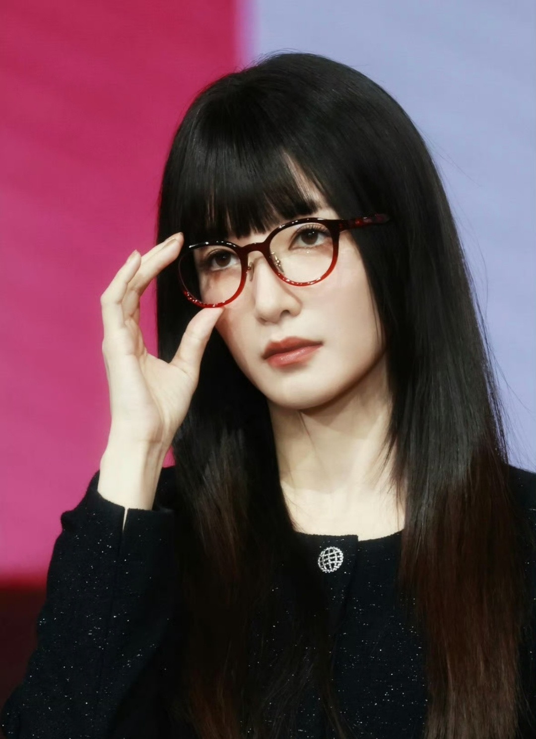 江疏影近日一改往日明艳风格，以知性学院风造型亮相，引发讨论。从固有标签中走出，尝