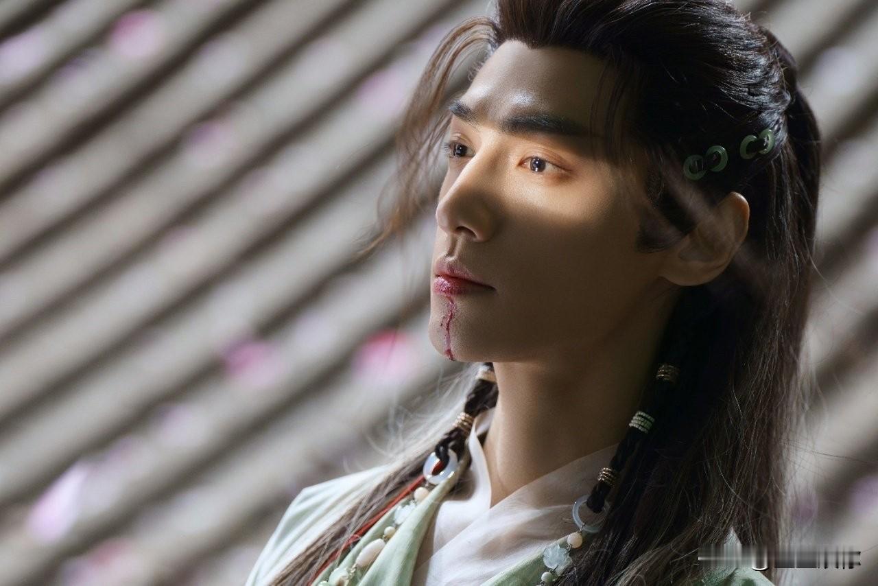 罗云熙真的不错，换任何一个人都演不出来唐俪辞，只有他能演，那种平静的、偏执的疯感