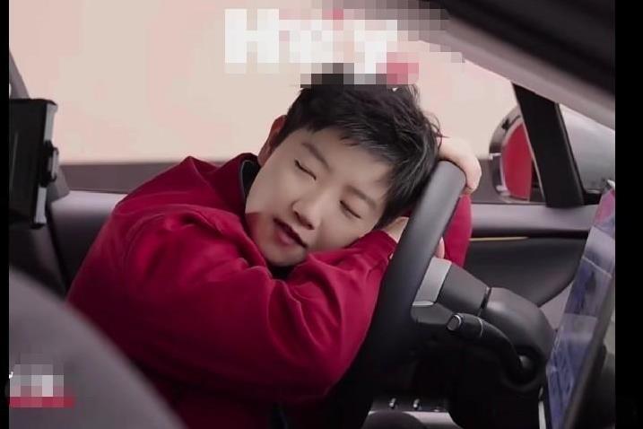 拍好了吗？我要带她回家睡觉！网友们都心疼了。近日莎莎为代言的红旗天工拍摄宣传广视