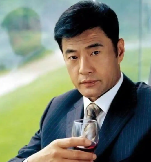 2003年，于荣光的父亲被查出肝癌，医生让于荣光赶紧办理住院治疗，但于荣光却说: