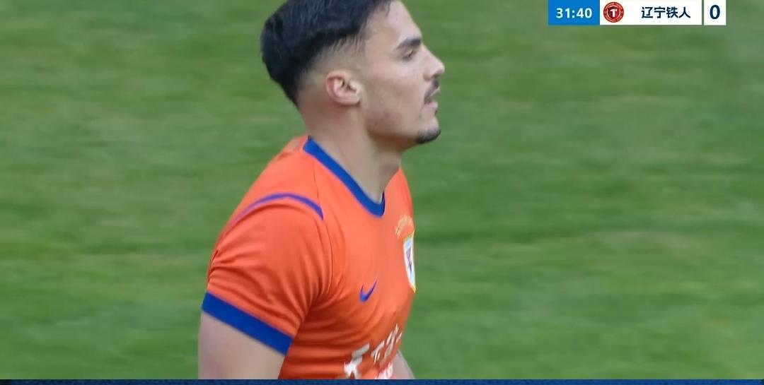 泰山队这新外援阿尔瓦罗没让球迷失望吧，身体对抗，卡位意识，防守硬度都挺不错，比去