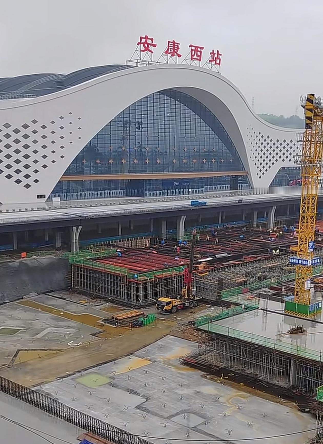 安康西站建起了，安康老火车站要不要在“安康”后面加一个“站”字？