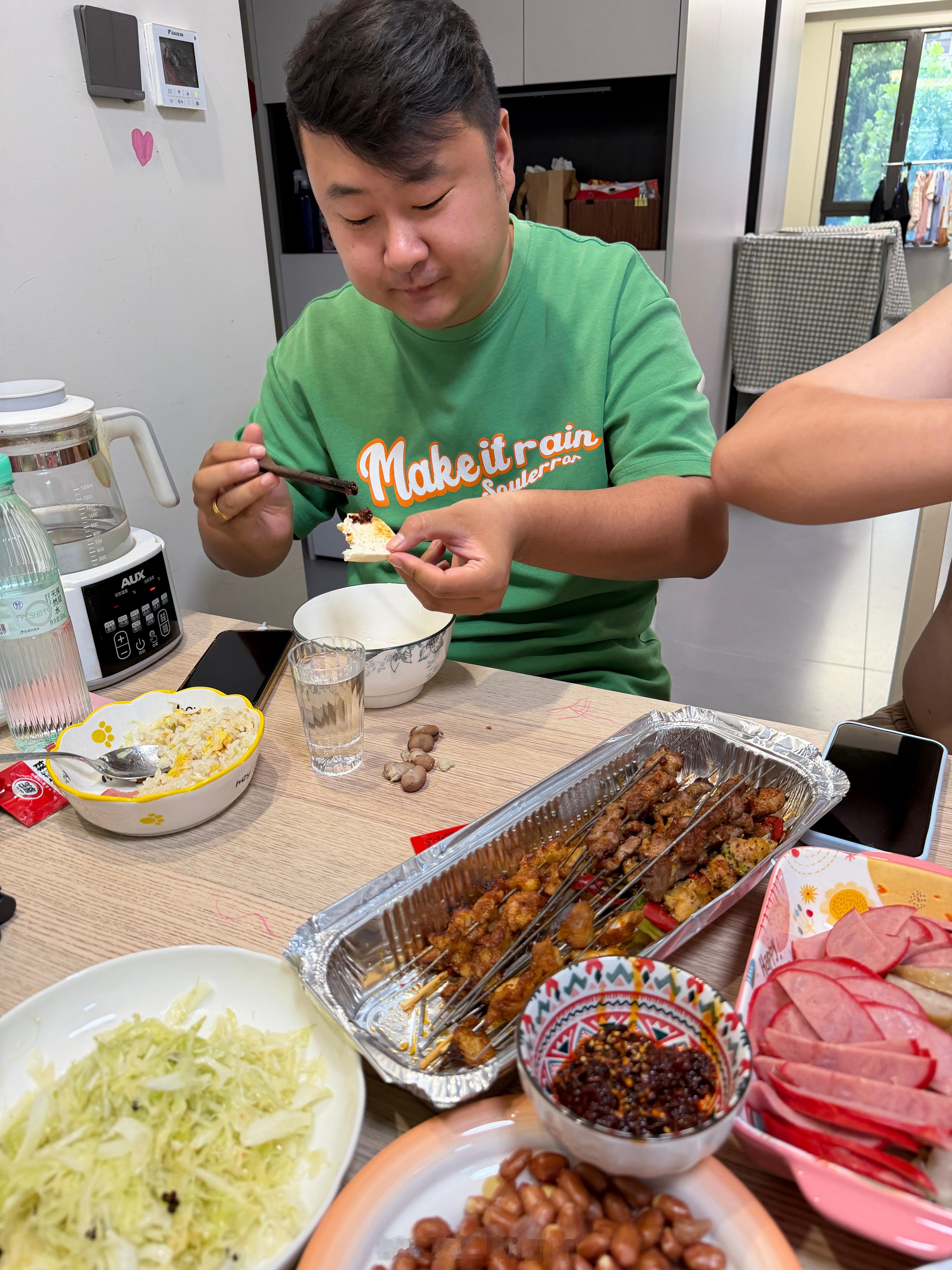 他们喝酒我吃饭