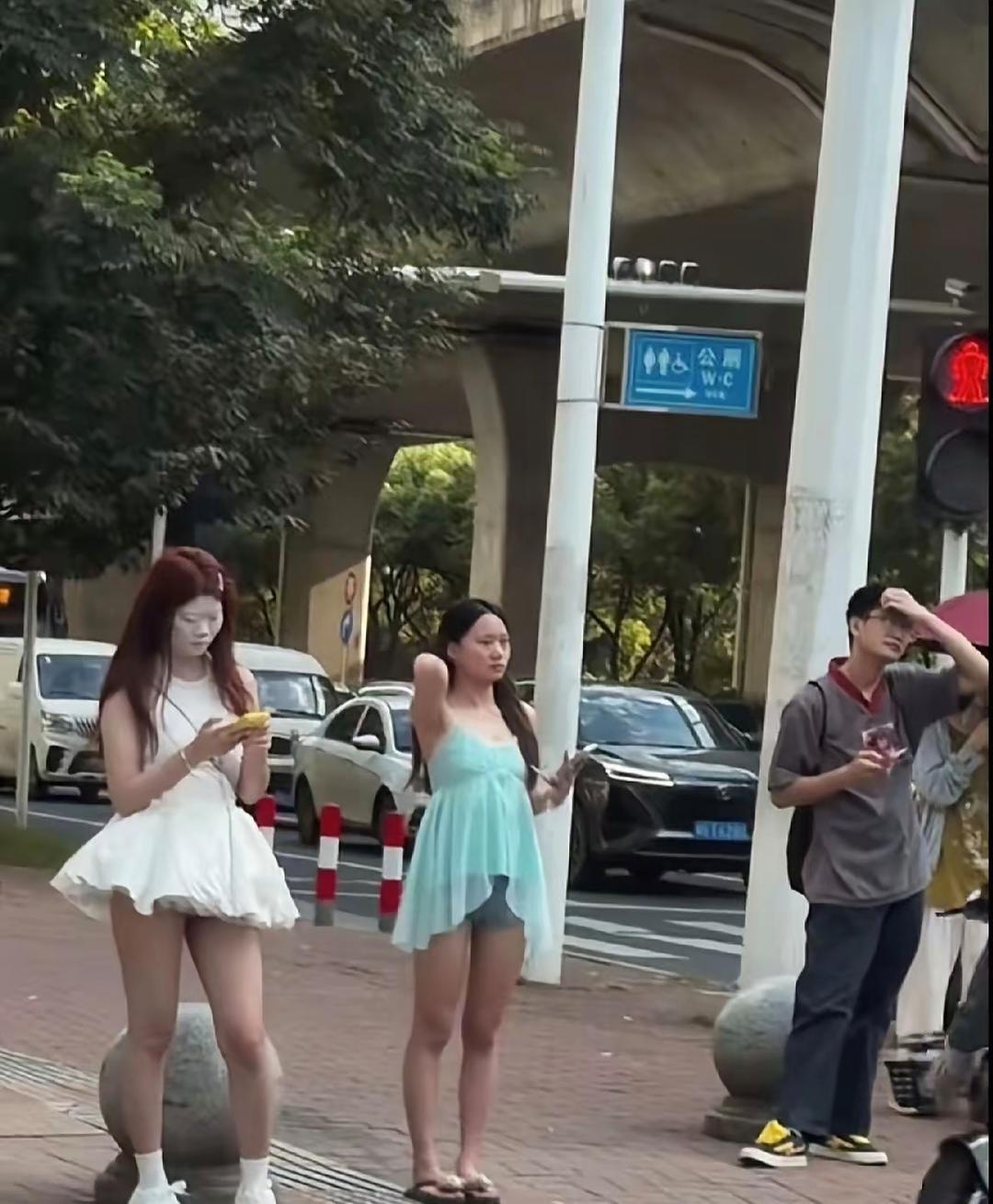 这妆化的，路过大哥看得口目瞪口呆