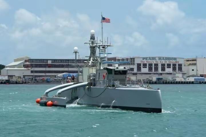 美海军无人武器。近些天美国一家公司的lightfish无人艇拍下052D的画面闹