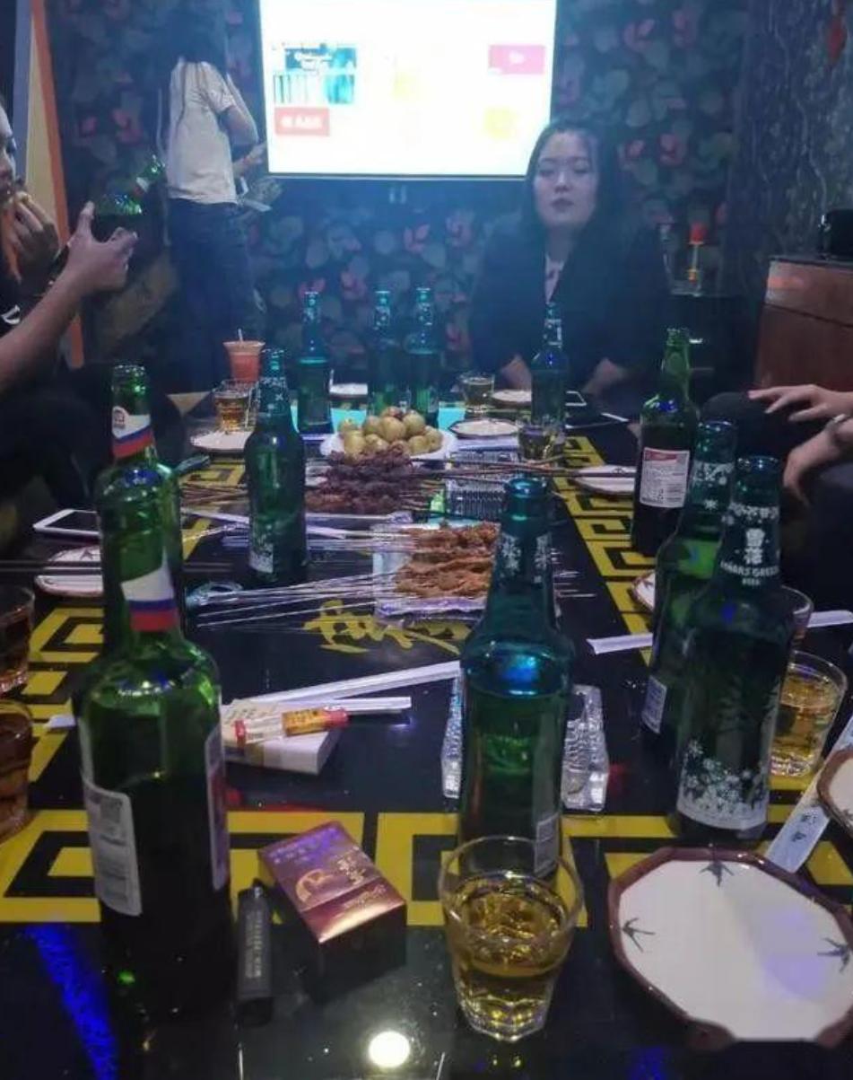 昨晚刷到个真实事儿，简直让人大开眼界！四个好姐妹去KTV过生日，想着热闹点，就