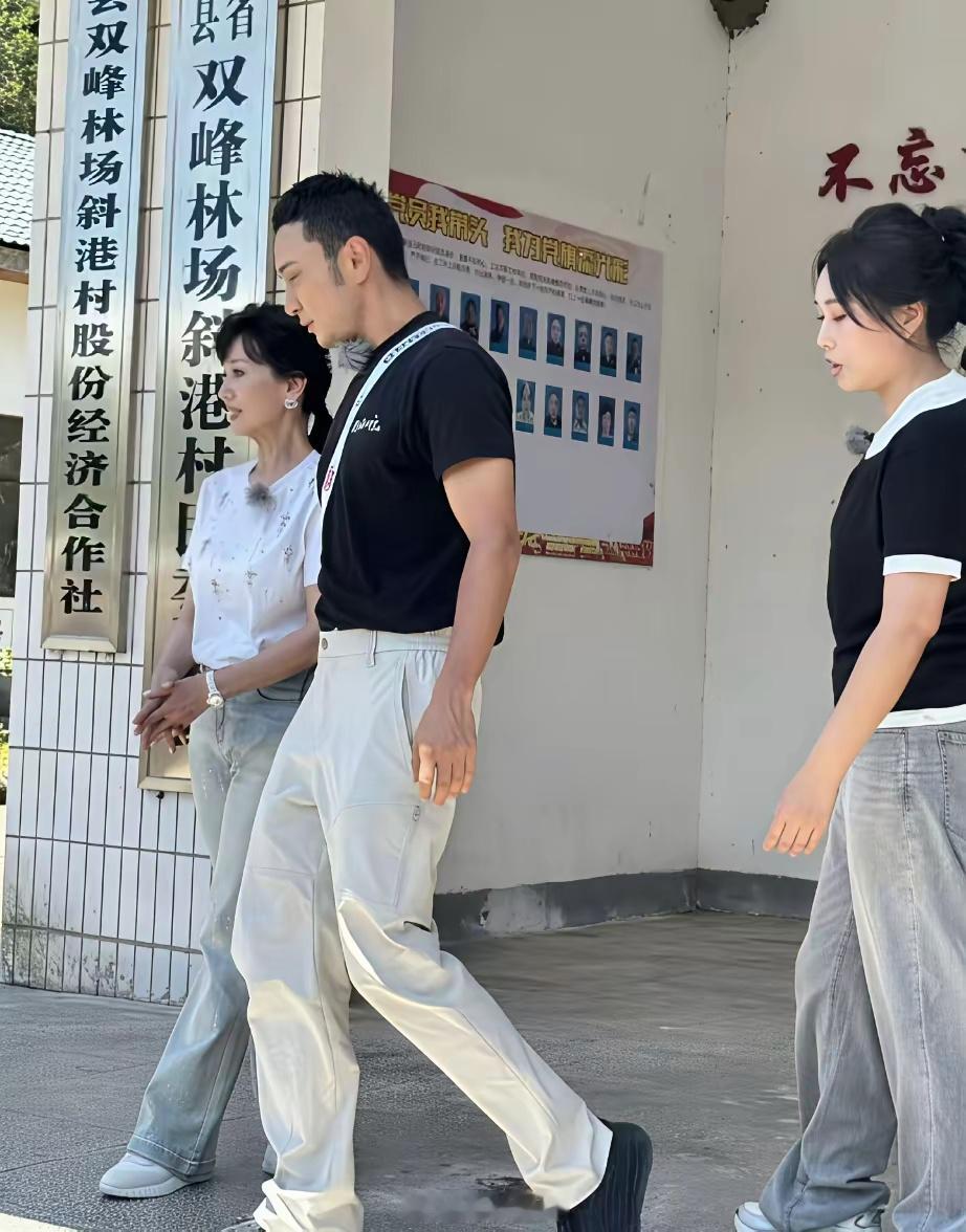 8月1日，赵雅芝现身江西宜春宜丰县，无修图就是个干瘪老太太，但手背有锻炼的痕迹，
