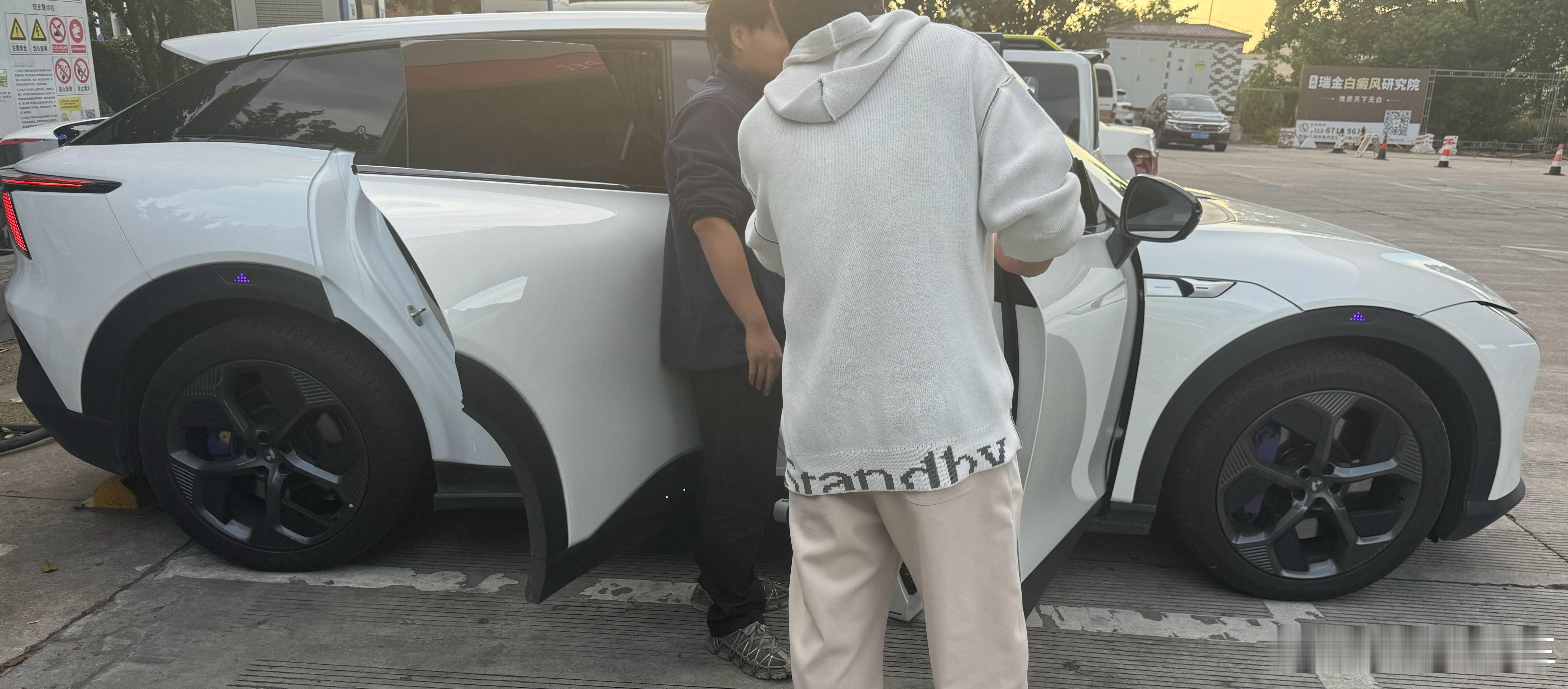 旁边这位大哥准备卖掉他的极越01长续航版，目前第三方检测平台正在充电测电池情况，