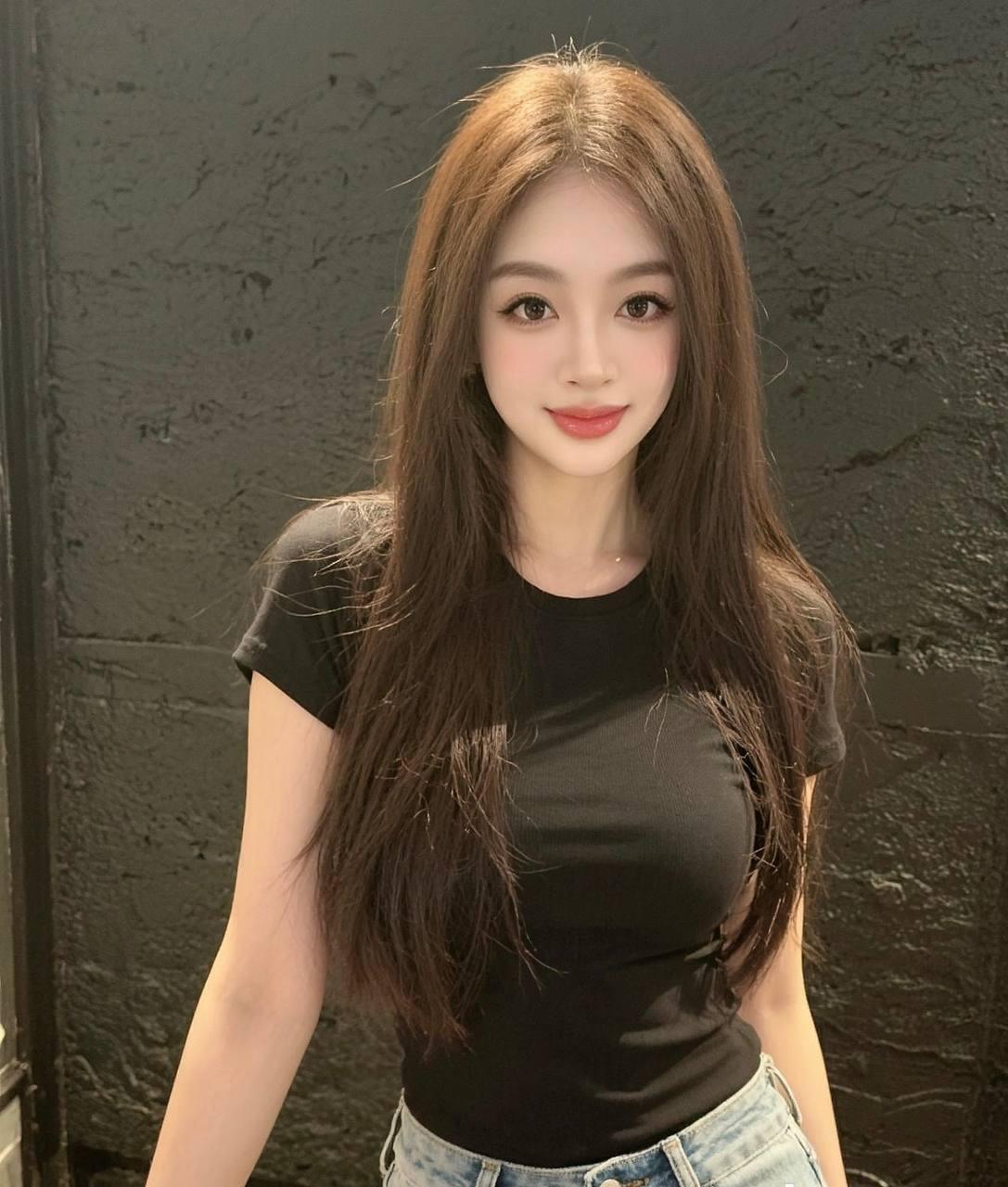 “站在夜风轻拂的阳台上，长发随风飘扬，看着远处灯火阑珊的城市，心底涌起满满的温暖