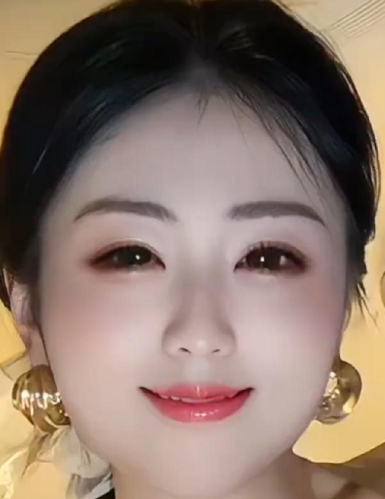 女：老公，我想你了，我睡不着。男：老婆，乖，我过几天就回去了。女：不行，我